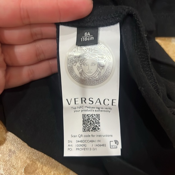 Girls Versace size 6 top 🩷 - Picture 3 of 3